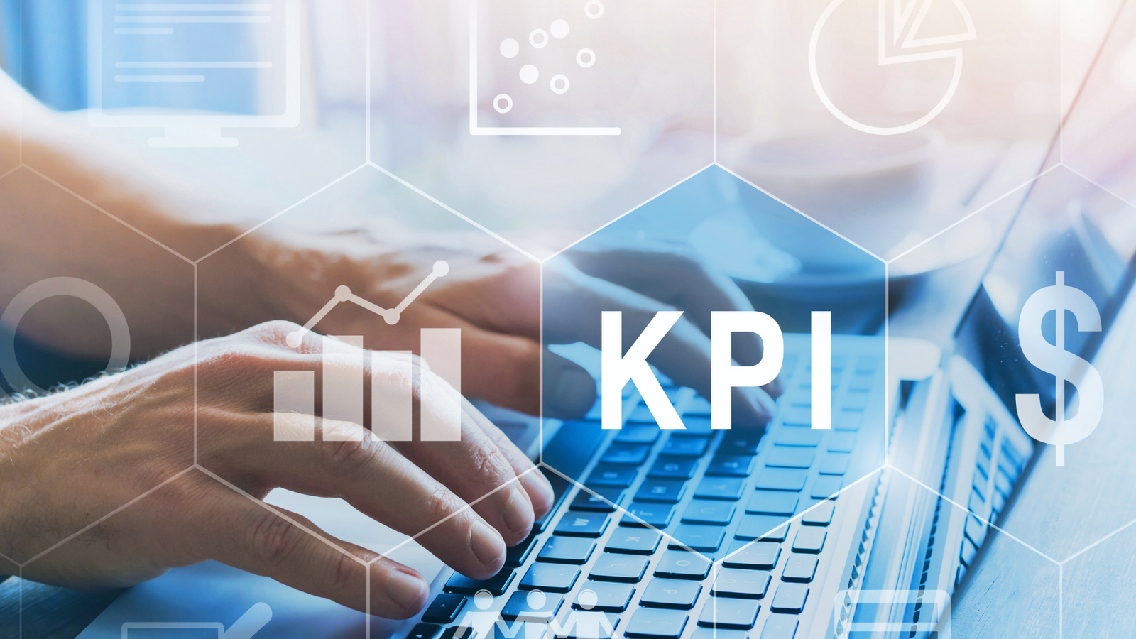 Responsable de operaciones analizando indicadores KPI para mejorar la gestión de las operaciones de campo.