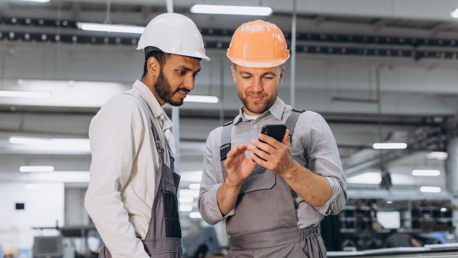 Técnicos consultando información desde un móvil durante una operación de campo